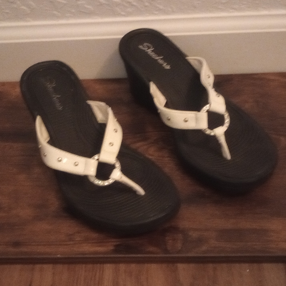 Sketchers sandal with heel